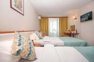 Отель Hotel Laguna Garden Албена Двухместный номер с 1 кроватью или 2 отдельными кроватями (для 2 взрослых и 1 ребенка)-1