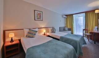 Отель Hotel Laguna Garden Албена Двухместный номер с 1 кроватью или 2 отдельными кроватями (для 2 взрослых и 1 ребенка)-2